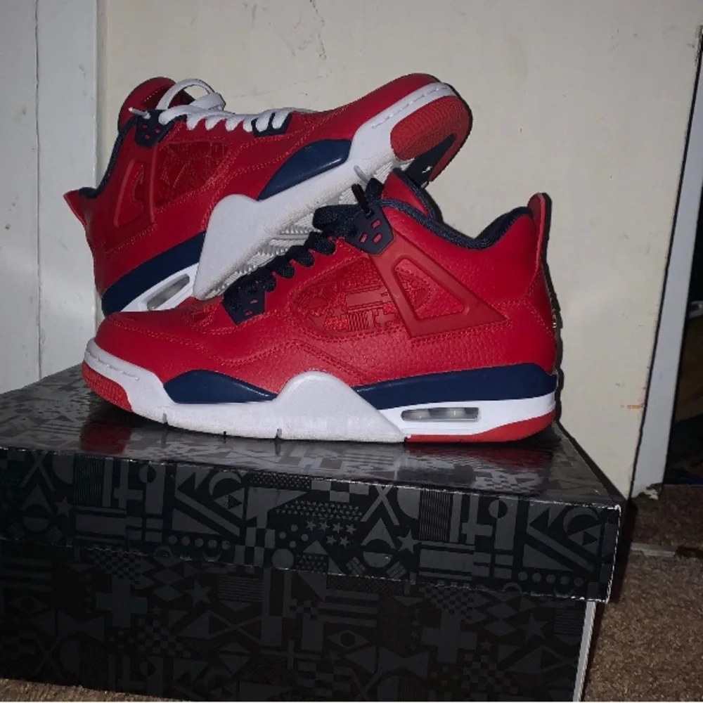Jordan 4 Fiba - Picture 2 of 3